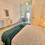 Blue Oasis تاكورونتي